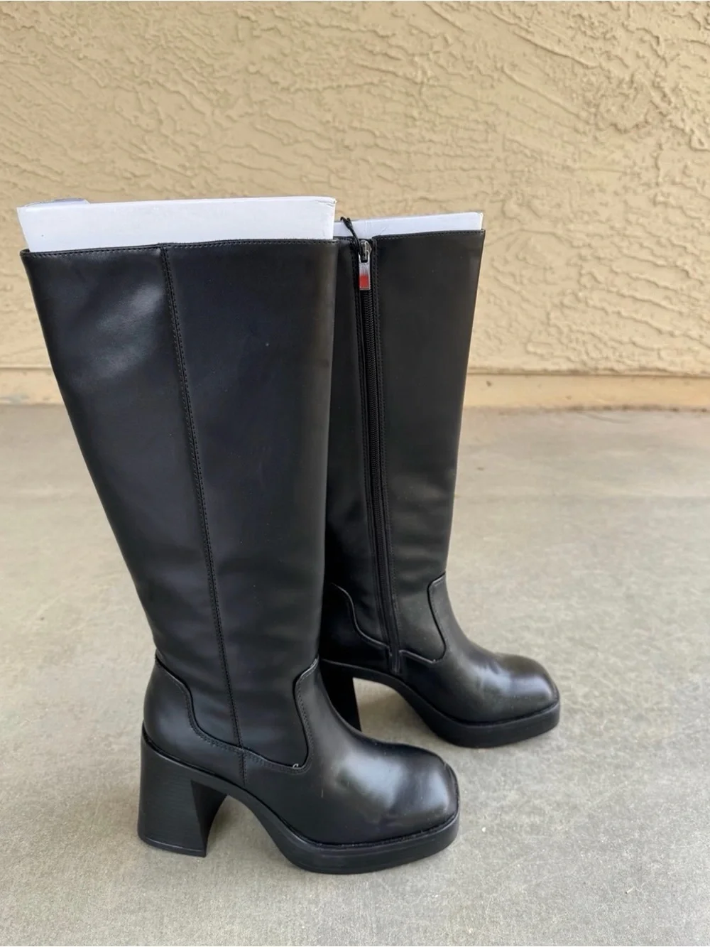 Bershka Classic Black Knee-High Women's Boots - Sleek Zip Design